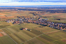 Schrägluftbild von Dorfansicht im Winter aus Nordwesten in Insheim im Bundesland Rheinland-Pfalz, Deutschland