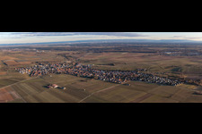 Schrägluftbild von Dorfansicht in Insheim im Bundesland Rheinland-Pfalz, Deutschland