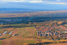 Luftaufnahme von Stadtansicht aus Süden im Winter in Offenbach an der Queich im Bundesland Rheinland-Pfalz, Deutschland