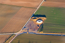 Luftbild von Baustelle für Fundament einer Windkraftanlage in Offenbach an der Queich im Bundesland Rheinland-Pfalz, Deutschland