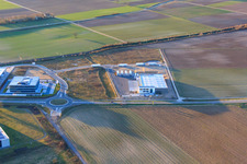 Schrägluftbild von TRANSAC Intern. Speditionsgesellschaft mbH im Gewerbegebiet Im Speyerer Tal in Rülzheim im Bundesland Rheinland-Pfalz, Deutschland