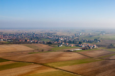 Seebach im Bundesland Bas-Rhin, Frankreich von einer Drohne aus