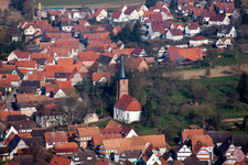 Kirchengebäude der  Église Protestante de Hunspach im Dorfkern in Hunspach in Grand Est im Bundesland Bas-Rhin, Frankreich