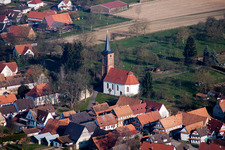 Luftbild von Kirchengebäude der  Église Protestante de Hunspach im Dorfkern in Hunspach in Grand Est im Bundesland Bas-Rhin, Frankreich