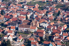 Luftbild von Kirchengebäude des Presbytère Catholique im Altstadt- Zentrum der Innenstadt in Surbourg in Grand Est im Bundesland Bas-Rhin, Frankreich