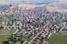 Schrägluftbild von Dorf - Ansicht am Rande von landwirtschaftlichen Feldern und Nutzflächen in Surbourg in Grand Est im Bundesland Bas-Rhin, Frankreich