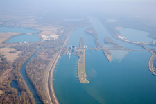 Drohnenaufname von Gambsheim, Schleuse im Bundesland Bas-Rhin, Frankreich