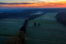 Schrägluftbild von Otterbachniederung im Morgendunst in Kandel im Bundesland Rheinland-Pfalz, Deutschland