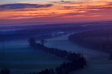 Luftbild von Otterbachniederung im Morgendunst bei Sonnenaufgang in Kandel im Bundesland Rheinland-Pfalz, Deutschland