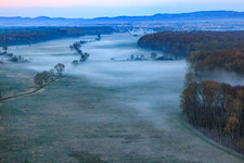 Luftbild von Otterbachniederung im Morgendunst in Freckenfeld im Bundesland Rheinland-Pfalz, Deutschland
