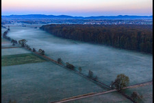 Schrägluftbild von Otterbachniederung im Morgendunst in Freckenfeld im Bundesland Rheinland-Pfalz, Deutschland