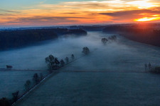 Luftbild von Otterbachniederung im Morgendunst bei Sonnenaufgang in Minfeld im Bundesland Rheinland-Pfalz, Deutschland