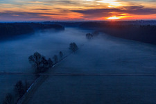 Luftaufnahme von Otterbachniederung im Morgendunst bei Sonnenaufgang in Minfeld im Bundesland Rheinland-Pfalz, Deutschland