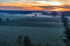 Otterbachniederung im Morgendunst bei Sonnenaufgang in Minfeld im Bundesland Rheinland-Pfalz, Deutschland aus der Luft