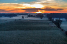 Otterbachniederung im Morgendunst bei Sonnenaufgang in Minfeld im Bundesland Rheinland-Pfalz, Deutschland von oben gesehen