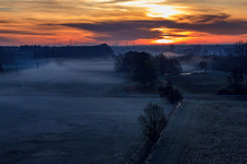 Drohnenaufname von Otterbachniederung im Morgendunst bei Sonnenaufgang in Minfeld im Bundesland Rheinland-Pfalz, Deutschland