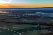 Dorfansicht im Morgendunst aus Nordwesten in Freckenfeld im Bundesland Rheinland-Pfalz, Deutschland