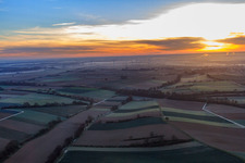 Windpark Minfeld bei Sonnenaufgang im Bundesland Rheinland-Pfalz, Deutschland