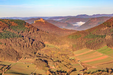 Burg Trifels vom Ranschbacher Tal aus im Bundesland Rheinland-Pfalz, Deutschland