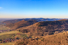 Blick am Haardtrand nach S bis zur Madenburg in Leinsweiler im Bundesland Rheinland-Pfalz, Deutschland