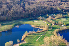 Schrägluftbild von Golfanlage Landgut Dreihof - GOLF absolute am Morgen in Essingen im Bundesland Rheinland-Pfalz, Deutschland