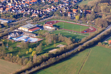 Luftbild von Stadion ders FSV Offenbach und Queichtalbad von Nordosten in Offenbach an der Queich im Bundesland Rheinland-Pfalz, Deutschland