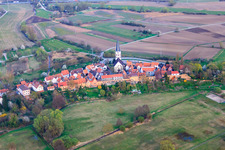 Kirche St. Dionysius an der Stadtmauer Hinterstädtel in Jockgrim im Bundesland Rheinland-Pfalz, Deutschland