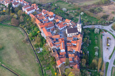 Luftaufnahme von Kirche St. Dionysius an der Stadtmauer Hinterstädtel in Jockgrim im Bundesland Rheinland-Pfalz, Deutschland