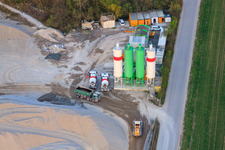 Am Kieswerk mit Holcim Kies und Beton GmbH in Rheinzabern im Bundesland Rheinland-Pfalz, Deutschland aus der Luft