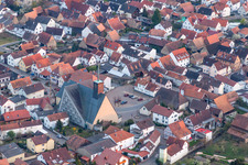 Kirchengebäude im Dorfkern in Leimersheim im Bundesland Rheinland-Pfalz, Deutschland