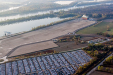 Luftbild von Baustelle für neue Hafenanlagen des Port Autonome de Strasbourg am Ufer des Flußverlaufes des Rhein in Lauterbourg in Grand Est im Bundesland Bas-Rhin, Frankreich