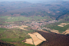 Drohnenbild von Lembach im Bundesland Bas-Rhin, Frankreich