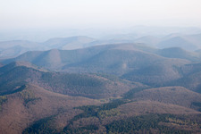 Drohnenaufname von Nehwiller-près-Wœrth im Bundesland Bas-Rhin, Frankreich