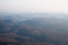Drohnenbild von Nehwiller-près-Wœrth im Bundesland Bas-Rhin, Frankreich
