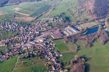 Luftbild von Gebäude und Produktionshallen auf dem Werksgelände De Dietrich Process Systems in Zinswiller in Grand Est im Bundesland Bas-Rhin, Frankreich