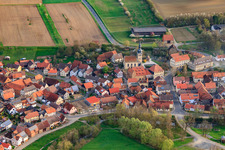 Burg Burggut Höchheim und Michaeliskirche im Bundesland Bayern, Deutschland