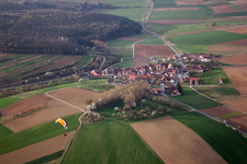Dorf - Ansicht am Rande von landwirtschaftlichen Feldern und Nutzflächen in Junkershausen in Hollstadt im Bundesland Bayern, Deutschland