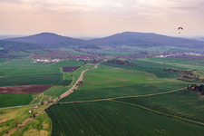 Dorfansicth vor dem Kleinen Gleichberg im Ortsteil Haina in Römhild im Bundesland Thüringen, Deutschland