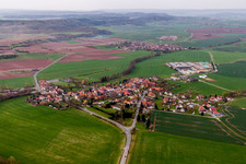 Dorf - Ansicht am Rande von landwirtschaftlichen Feldern und Nutzflächen in Simmershausen in Römhild im Bundesland Thüringen, Deutschland