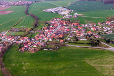 Luftbild von Dorf - Ansicht am Rande von landwirtschaftlichen Feldern und Nutzflächen in Simmershausen in Römhild im Bundesland Thüringen, Deutschland