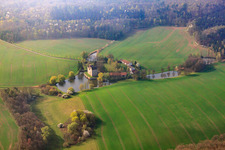Gebäude und Schloßpark- Anlagen des Wasserschloß Brennhausen in Sulzdorf an der Lederhecke im Bundesland Bayern, Deutschland