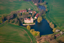 Schrägluftbild von Gebäude und Schloßpark- Anlagen des Wasserschloß Brennhausen in Sulzdorf an der Lederhecke im Bundesland Bayern, Deutschland