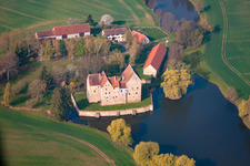 Gebäude und Schloßpark- Anlagen des Wasserschloß Brennhausen in Sulzdorf an der Lederhecke im Bundesland Bayern, Deutschland von oben