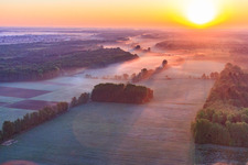 Sonnenaufgang über der Otterbachniederung im Morgendunst in Minfeld im Bundesland Rheinland-Pfalz, Deutschland