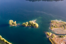 See- Insel auf dem Baggersee Streitköpfle in Linkenheim-Hochstetten im Bundesland Baden-Württemberg, Deutschland