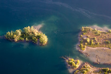 Luftbild von See- Insel auf dem Baggersee Streitköpfle in Linkenheim-Hochstetten im Bundesland Baden-Württemberg, Deutschland