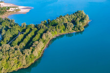 Fischerboote und Strand am Badesee Giessen im Ortsteil Liedolsheim in Dettenheim im Bundesland Baden-Württemberg, Deutschland