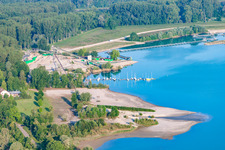 Segelyachten, Strand und Heidelberg Materials Mineralik am Baggersee Giessen im Ortsteil Liedolsheim in Dettenheim im Bundesland Baden-Württemberg, Deutschland