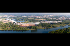 Gebäude und Produktionshallen auf dem Werksgelände Nolte Holzwerkstoff GmbH & Co. KG am Rheinufer in Germersheim im Bundesland Rheinland-Pfalz, Deutschland