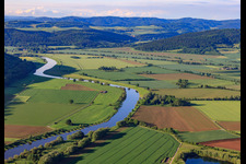 Verlauf der Weser nach N in Holzminden im Bundesland Niedersachsen, Deutschland